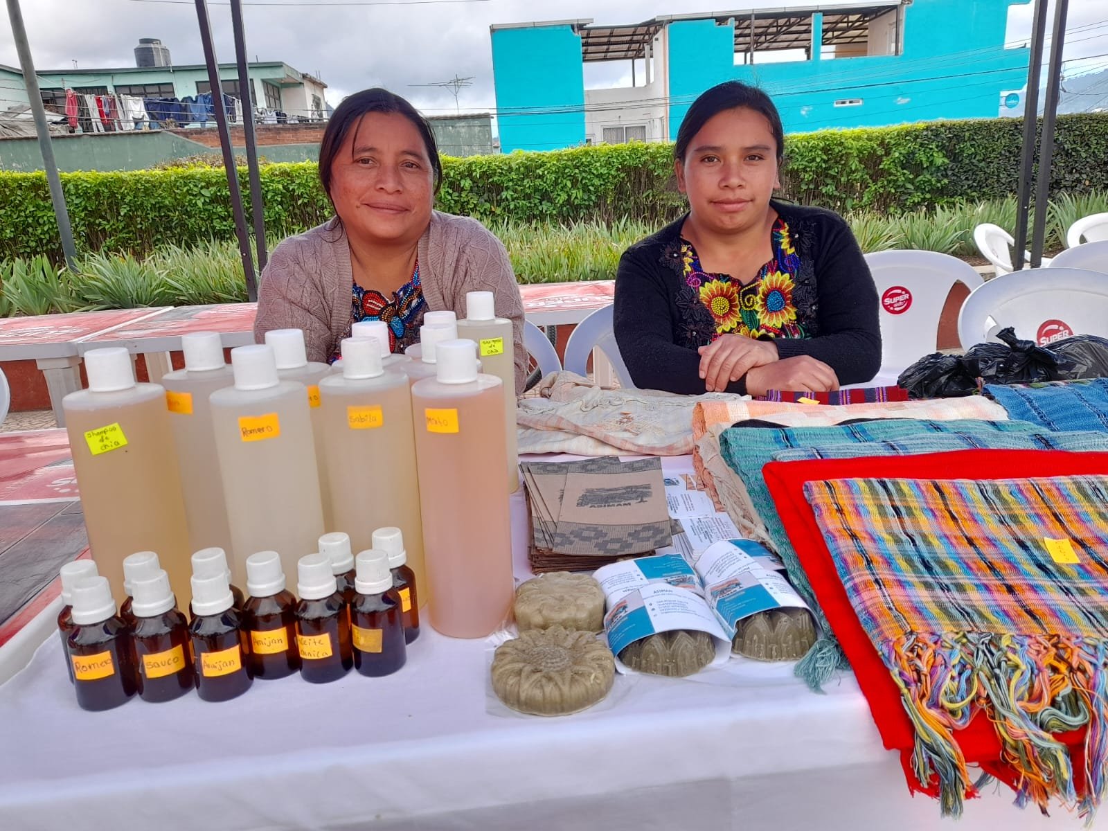  Productos artesanales hechos por manos de mujeres fueron expuestos durante la Feria de emprendimiento, realizada en la Plaza Japón, zona 3 de Quetzaltenango. Foto: Mirna Alvarado 